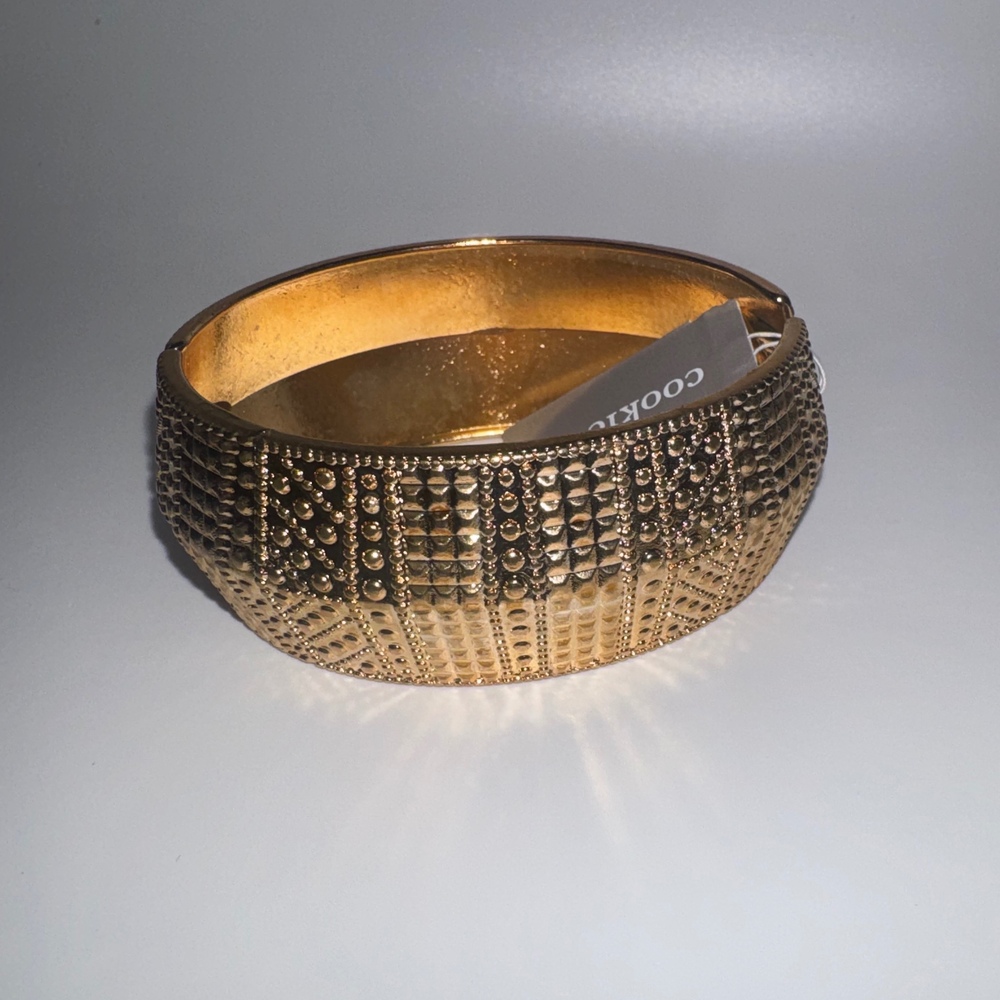 Vintage Cookie Lee Rockstar Wide Gold Pyramid Stud Hinged Bangle Bracelet
